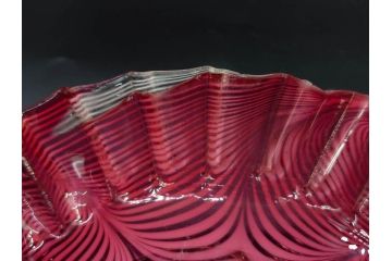 当時物　大正〜昭和初期　フリル　金赤地に乳白掻き揚げ　波打つようなデザインが優雅に彩るガラス皿(かきあげ、中皿、深皿、和ガラス、硝子)(R-082791)