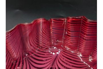 当時物　大正〜昭和初期　フリル　金赤地に乳白掻き揚げ　波打つようなデザインが優雅に彩るガラス皿(かきあげ、中皿、深皿、和ガラス、硝子)(R-082791)