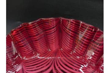 当時物　大正〜昭和初期　フリル　金赤地に乳白掻き揚げ　波打つようなデザインが優雅に彩るガラス皿(かきあげ、中皿、深皿、和ガラス、硝子)(R-082791)