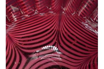 当時物　大正〜昭和初期　フリル　金赤地に乳白掻き揚げ　波打つようなデザインが優雅に彩るガラス皿(かきあげ、中皿、深皿、和ガラス、硝子)(R-082791)