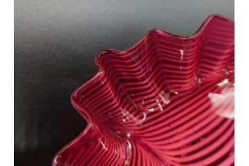 当時物　大正〜昭和初期　フリル　金赤地に乳白掻き揚げ　波打つようなデザインが優雅に彩るガラス皿(かきあげ、中皿、深皿、和ガラス、硝子)(R-082791)
