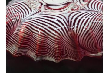 当時物　大正〜昭和初期　フリル　金赤地に乳白掻き揚げ　波打つようなデザインが優雅に彩るガラス皿(かきあげ、中皿、深皿、和ガラス、硝子)(R-082791)