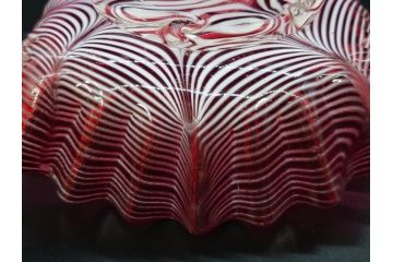 当時物　大正〜昭和初期　フリル　金赤地に乳白掻き揚げ　波打つようなデザインが優雅に彩るガラス皿(かきあげ、中皿、深皿、和ガラス、硝子)(R-082791)
