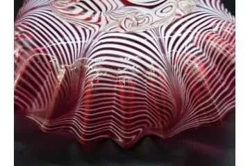 当時物　大正〜昭和初期　フリル　金赤地に乳白掻き揚げ　波打つようなデザインが優雅に彩るガラス皿(かきあげ、中皿、深皿、和ガラス、硝子)(R-082791)