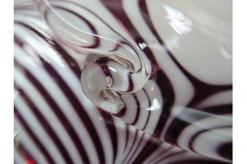 当時物　大正〜昭和初期　フリル　金赤地に乳白掻き揚げ　波打つようなデザインが優雅に彩るガラス皿(かきあげ、中皿、深皿、和ガラス、硝子)(R-082791)