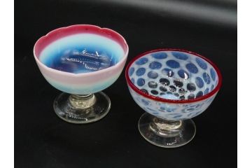 当時物　大正〜昭和初期　椀型　乳白ぼかし　乳白水玉　輪花　赤縁　柔らかい雰囲気を醸し出す氷コップ2点セット(吹きガラス、硝子、グラス、和ガラス)(R-082795)