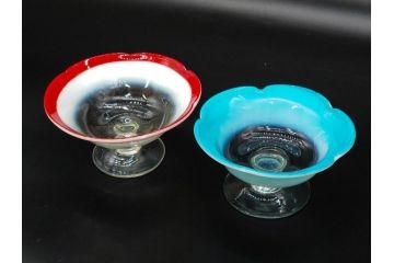 当時物　大正〜昭和初期　乳白ぼかし　赤縁　青縁　輪花　鮮やかな縁の色合いが印象的な氷コップ2点セット(グラス、水色、吹きガラス、硝子、和ガラス)(R-082796)