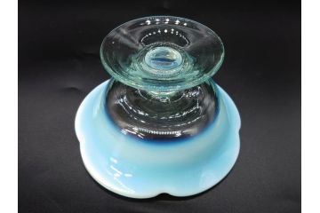 当時物　大正〜昭和初期　乳白ぼかし　赤縁　青縁　輪花　鮮やかな縁の色合いが印象的な氷コップ2点セット(グラス、水色、吹きガラス、硝子、和ガラス)(R-082796)