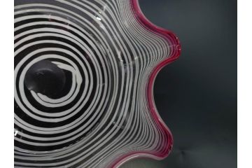 当時物　大正〜昭和初期　フリル　赤縁　千段巻き　柔らかな曲線が上品な印象を与えるガラス皿(糸巻き、中皿、深皿、変形皿、硝子、和ガラス、ガラス食器)(R-082797)