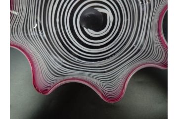 当時物　大正〜昭和初期　フリル　赤縁　千段巻き　柔らかな曲線が上品な印象を与えるガラス皿(糸巻き、中皿、深皿、変形皿、硝子、和ガラス、ガラス食器)(R-082797)