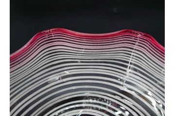 当時物　大正〜昭和初期　フリル　赤縁　千段巻き　柔らかな曲線が上品な印象を与えるガラス皿(糸巻き、中皿、深皿、変形皿、硝子、和ガラス、ガラス食器)(R-082797)