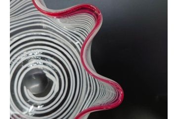 当時物　大正〜昭和初期　フリル　赤縁　千段巻き　柔らかな曲線が上品な印象を与えるガラス皿(糸巻き、中皿、深皿、変形皿、硝子、和ガラス、ガラス食器)(R-082797)