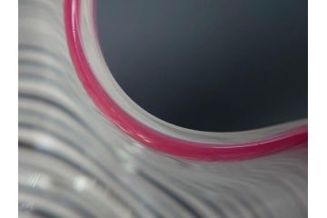 当時物　大正〜昭和初期　フリル　赤縁　千段巻き　柔らかな曲線が上品な印象を与えるガラス皿(糸巻き、中皿、深皿、変形皿、硝子、和ガラス、ガラス食器)(R-082797)