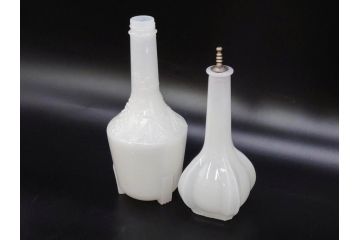 昭和レトロ　乳白　空間に温かみと安らぎを与えてくれるガラス瓶2点セット(ワインボトル、硝子、ビン、花瓶、花入、花生、花器)(R-082799)