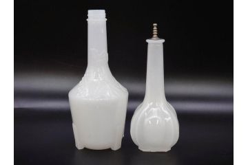 昭和レトロ　乳白　空間に温かみと安らぎを与えてくれるガラス瓶2点セット(ワインボトル、硝子、ビン、花瓶、花入、花生、花器)(R-082799)