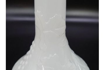 昭和レトロ　乳白　空間に温かみと安らぎを与えてくれるガラス瓶2点セット(ワインボトル、硝子、ビン、花瓶、花入、花生、花器)(R-082799)