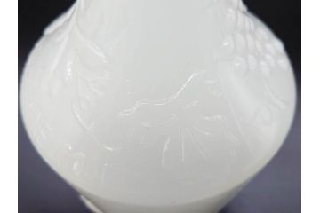 昭和レトロ　乳白　空間に温かみと安らぎを与えてくれるガラス瓶2点セット(ワインボトル、硝子、ビン、花瓶、花入、花生、花器)(R-082799)