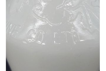 昭和レトロ　乳白　空間に温かみと安らぎを与えてくれるガラス瓶2点セット(ワインボトル、硝子、ビン、花瓶、花入、花生、花器)(R-082799)