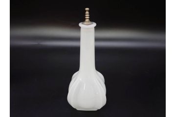 昭和レトロ　乳白　空間に温かみと安らぎを与えてくれるガラス瓶2点セット(ワインボトル、硝子、ビン、花瓶、花入、花生、花器)(R-082799)