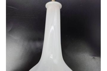 昭和レトロ　乳白　空間に温かみと安らぎを与えてくれるガラス瓶2点セット(ワインボトル、硝子、ビン、花瓶、花入、花生、花器)(R-082799)