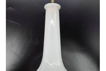 昭和レトロ　乳白　空間に温かみと安らぎを与えてくれるガラス瓶2点セット(ワインボトル、硝子、ビン、花瓶、花入、花生、花器)(R-082799)