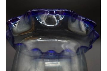 大正〜昭和初期　当時物　フリル　青縁　吹きガラス　縁のデザインが可愛らしい金魚鉢(硝子、和ガラス、脚付き)(R-082804)