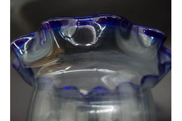 大正〜昭和初期　当時物　フリル　青縁　吹きガラス　縁のデザインが可愛らしい金魚鉢(硝子、和ガラス、脚付き)(R-082804)
