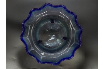 大正〜昭和初期　当時物　フリル　青縁　吹きガラス　縁のデザインが可愛らしい金魚鉢(硝子、和ガラス、脚付き)(R-082804)