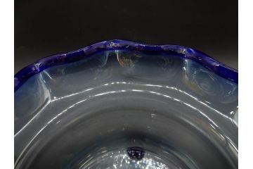 大正〜昭和初期　当時物　フリル　青縁　吹きガラス　縁のデザインが可愛らしい金魚鉢(硝子、和ガラス、脚付き)(R-082804)