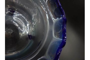 大正〜昭和初期　当時物　フリル　青縁　吹きガラス　縁のデザインが可愛らしい金魚鉢(硝子、和ガラス、脚付き)(R-082804)