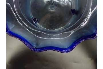 大正〜昭和初期　当時物　フリル　青縁　吹きガラス　縁のデザインが可愛らしい金魚鉢(硝子、和ガラス、脚付き)(R-082804)