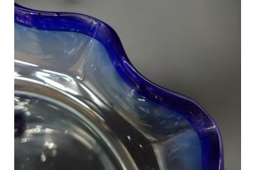 大正〜昭和初期　当時物　フリル　青縁　吹きガラス　縁のデザインが可愛らしい金魚鉢(硝子、和ガラス、脚付き)(R-082804)