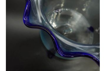 大正〜昭和初期　当時物　フリル　青縁　吹きガラス　縁のデザインが可愛らしい金魚鉢(硝子、和ガラス、脚付き)(R-082804)