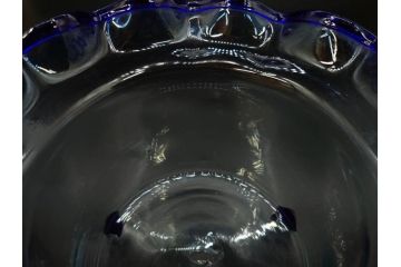 大正〜昭和初期　当時物　フリル　青縁　吹きガラス　縁のデザインが可愛らしい金魚鉢(硝子、和ガラス、脚付き)(R-082804)