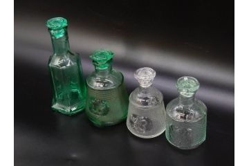 昭和初期　プレスガラス　エンボス入り　緑色　エレガントな雰囲気の醤油差し4点セット(薬瓶、醤油瓶、しょうゆ差し、桜、ソース、ガラス、硝子、和ガラス)(R-082806)