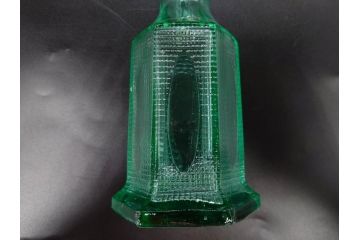 昭和初期　プレスガラス　エンボス入り　緑色　エレガントな雰囲気の醤油差し4点セット(薬瓶、醤油瓶、しょうゆ差し、桜、ソース、ガラス、硝子、和ガラス)(R-082806)