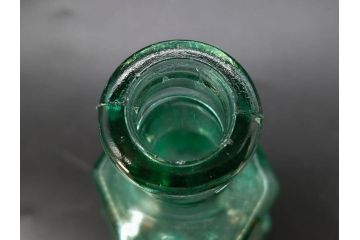 昭和初期　プレスガラス　エンボス入り　緑色　エレガントな雰囲気の醤油差し4点セット(薬瓶、醤油瓶、しょうゆ差し、桜、ソース、ガラス、硝子、和ガラス)(R-082806)