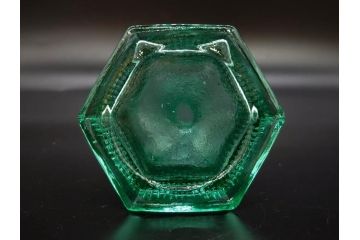 昭和初期　プレスガラス　エンボス入り　緑色　エレガントな雰囲気の醤油差し4点セット(薬瓶、醤油瓶、しょうゆ差し、桜、ソース、ガラス、硝子、和ガラス)(R-082806)