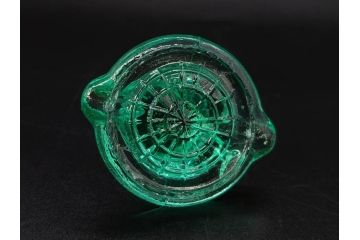 昭和初期　プレスガラス　エンボス入り　緑色　エレガントな雰囲気の醤油差し4点セット(薬瓶、醤油瓶、しょうゆ差し、桜、ソース、ガラス、硝子、和ガラス)(R-082806)