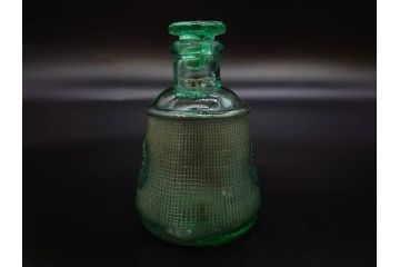 昭和初期　プレスガラス　エンボス入り　緑色　エレガントな雰囲気の醤油差し4点セット(薬瓶、醤油瓶、しょうゆ差し、桜、ソース、ガラス、硝子、和ガラス)(R-082806)