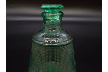 昭和初期　プレスガラス　エンボス入り　緑色　エレガントな雰囲気の醤油差し4点セット(薬瓶、醤油瓶、しょうゆ差し、桜、ソース、ガラス、硝子、和ガラス)(R-082806)