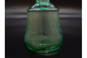 昭和初期　プレスガラス　エンボス入り　緑色　エレガントな雰囲気の醤油差し4点セット(薬瓶、醤油瓶、しょうゆ差し、桜、ソース、ガラス、硝子、和ガラス)(R-082806)