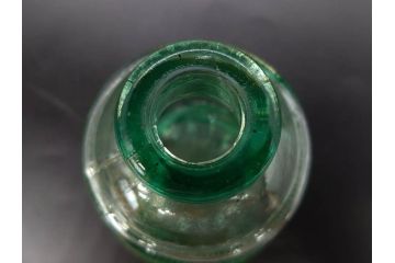昭和初期　プレスガラス　エンボス入り　緑色　エレガントな雰囲気の醤油差し4点セット(薬瓶、醤油瓶、しょうゆ差し、桜、ソース、ガラス、硝子、和ガラス)(R-082806)