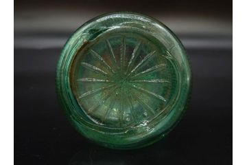 昭和初期　プレスガラス　エンボス入り　緑色　エレガントな雰囲気の醤油差し4点セット(薬瓶、醤油瓶、しょうゆ差し、桜、ソース、ガラス、硝子、和ガラス)(R-082806)