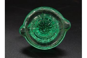 昭和初期　プレスガラス　エンボス入り　緑色　エレガントな雰囲気の醤油差し4点セット(薬瓶、醤油瓶、しょうゆ差し、桜、ソース、ガラス、硝子、和ガラス)(R-082806)