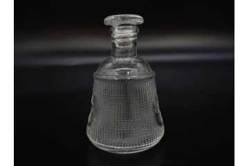 昭和初期　プレスガラス　エンボス入り　緑色　エレガントな雰囲気の醤油差し4点セット(薬瓶、醤油瓶、しょうゆ差し、桜、ソース、ガラス、硝子、和ガラス)(R-082806)