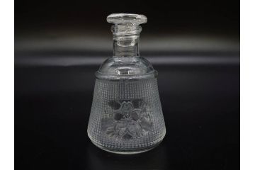昭和初期　プレスガラス　エンボス入り　緑色　エレガントな雰囲気の醤油差し4点セット(薬瓶、醤油瓶、しょうゆ差し、桜、ソース、ガラス、硝子、和ガラス)(R-082806)