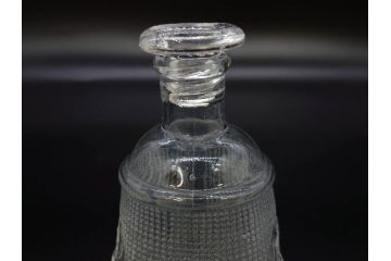 昭和初期　プレスガラス　エンボス入り　緑色　エレガントな雰囲気の醤油差し4点セット(薬瓶、醤油瓶、しょうゆ差し、桜、ソース、ガラス、硝子、和ガラス)(R-082806)