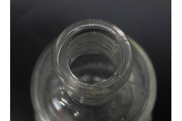 昭和初期　プレスガラス　エンボス入り　緑色　エレガントな雰囲気の醤油差し4点セット(薬瓶、醤油瓶、しょうゆ差し、桜、ソース、ガラス、硝子、和ガラス)(R-082806)