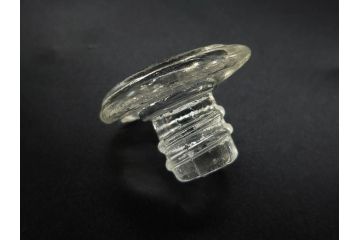 昭和初期　プレスガラス　エンボス入り　緑色　エレガントな雰囲気の醤油差し4点セット(薬瓶、醤油瓶、しょうゆ差し、桜、ソース、ガラス、硝子、和ガラス)(R-082806)